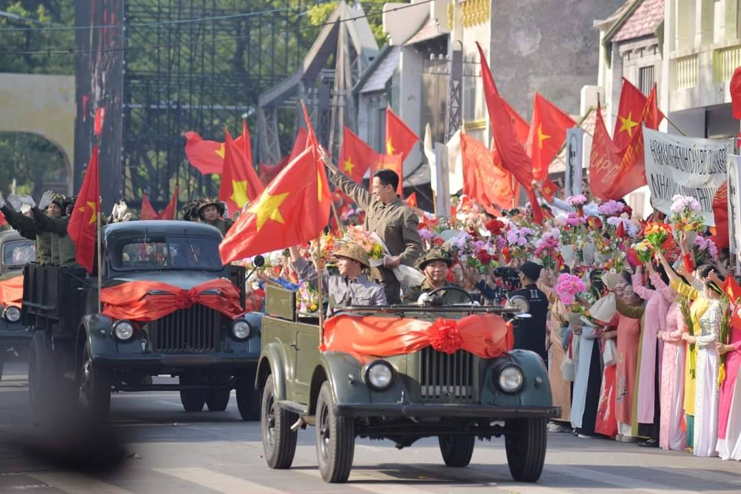 HÀO HÙNG MÀN THỰC CẢNH “NGÀY VỀ CHIẾN THẮNG” TÁI HIỆN KHÔNG KHÍ 70 NĂM GIẢI PHÓNG THỦ ĐÔ