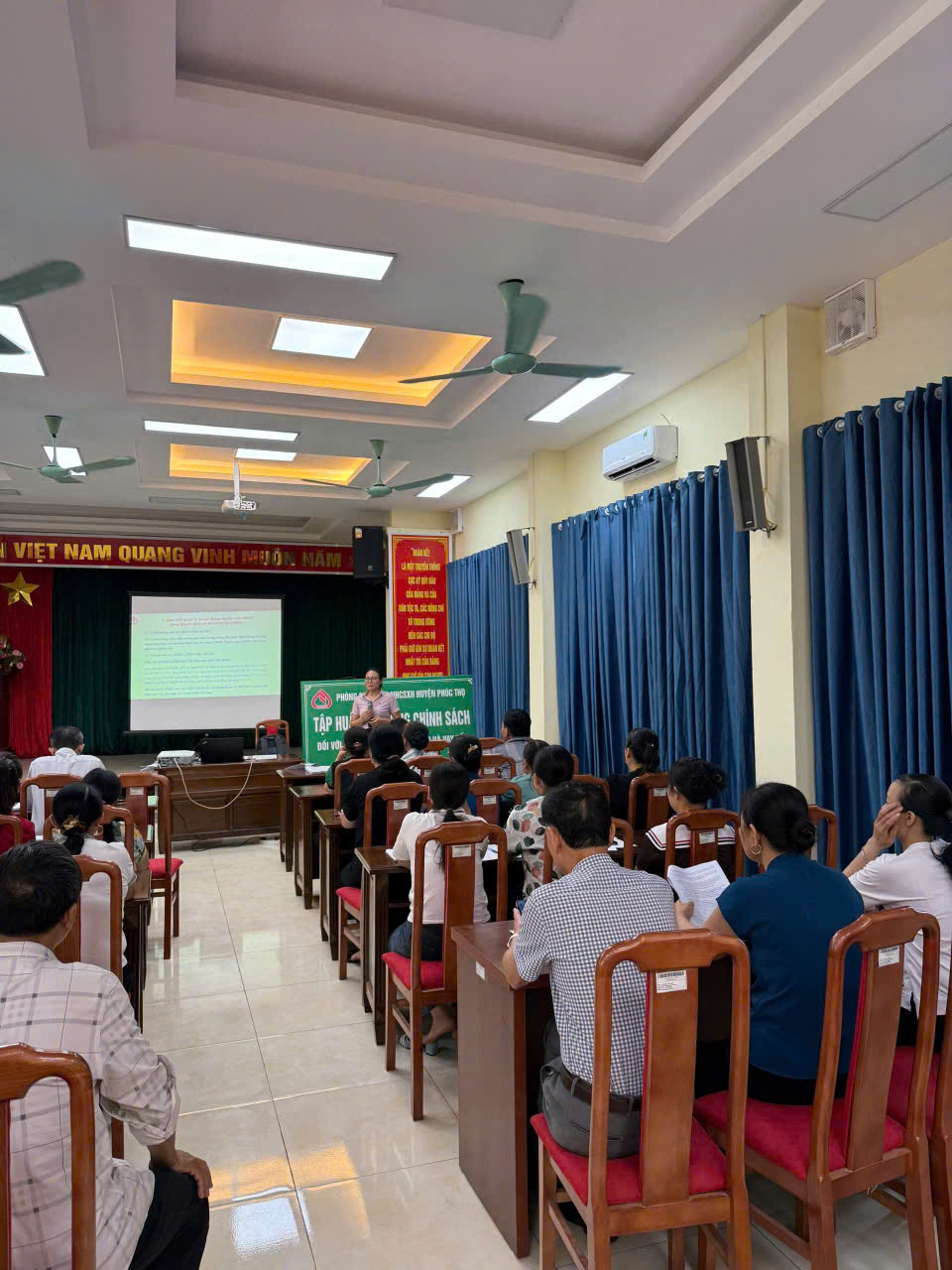 NGÂN HÀNG CHÍNH SÁCH XÃ HỘI HUYỆN PHÚC THỌ PHỐI HỢP TRIỂN KHAI TẬP HUẤN NGHIỆP VỤ CHO BAN QUẢN LÝ  TỔ TIẾT KIỆM VÀ VAY VỐN TRÊN ĐỊA BÀN XÃ VÂN